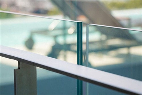 Προσαρμοσμένα γυάλινα κάγκελα για εσωτερικούς και εξωτερικούς χώρους